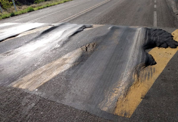 Instalados em julho, quebra-molas no entroncamento da BA-148, em Dom Basílio, estão 'derretendo'