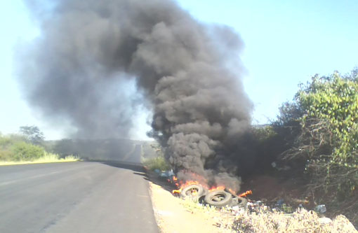 Brumado: Pneus são queimados às margens BR-030 e prejudicam o tráfego de veículos