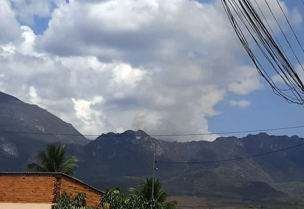 Incêndio de grandes proporções volta a atingir Rio de Contas