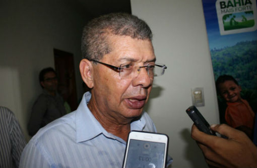 Deputados Waldenor e Zé Raimundo entregam tratores á comunidades e comentam sobre a política brumadense