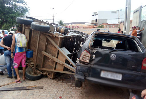 Brumado: reboque com cavalo se desprende de Amarok e tomba sobre carro no Bairro Santa Tereza
