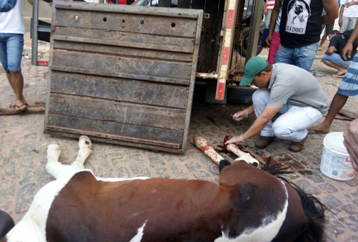 Brumado: reboque com cavalo se desprende de Amarok e tomba sobre carro no Bairro Santa Tereza
