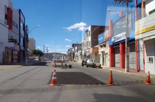 Principais vias do centro comercial de Brumado receberão recapeamento asfáltico; operação 'tapa buracos' já foi iniciada  