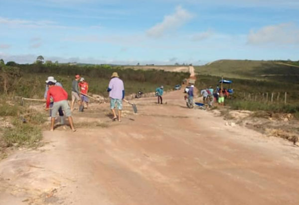 Barra da Estiva: Em pleno dia das mães, moradores fazem mutirão para tapar buracos nas estradas