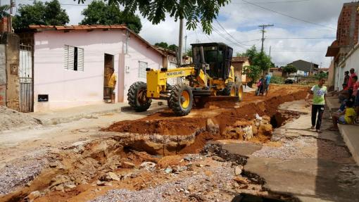 Prefeitura de Brumado inicia recuperação de ruas pelo Bairro Baraúnas; projeto será estendido para toda a cidade 