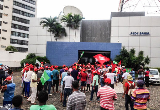 CUT-BA invade Rede Bahia em protesto à prisão de Lula