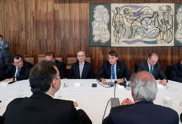 Governo anuncia Renda Cidadã, com recursos de precatórios e do Fundeb