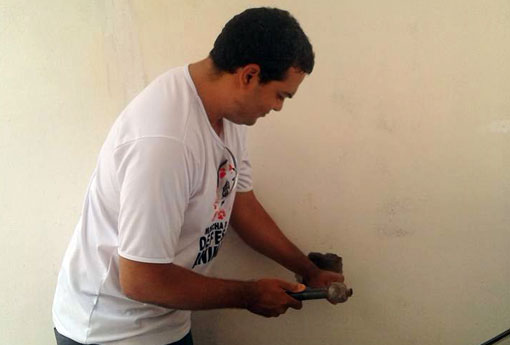 Brumado: protetor da ASPAB resgata gato que estava preso entre paredes no Bairro Baraúnas