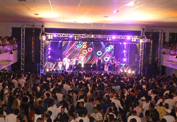 Decreto reduz para 3 mil pessoas o número máximo de público em eventos e estádios na Bahia