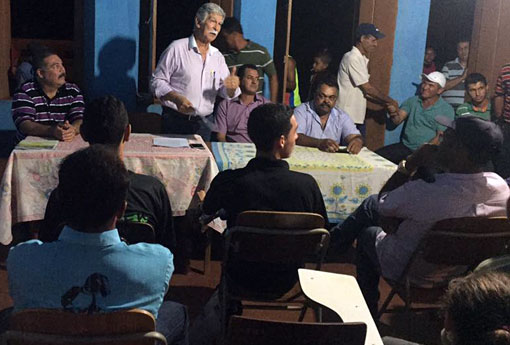 Brumado: ao lado de vereadores da oposição Eduardo Vasconcelos realizou reunião no distrito de Ubiraçaba