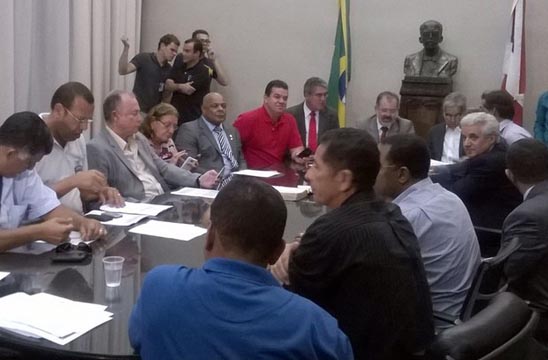 Em assembleia, PMs dizem que greve continua na Bahia