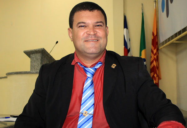 Vereador Rey de Domingão indica melhoramento de ruas e rede esgoto para diferentes bairros de Brumado 