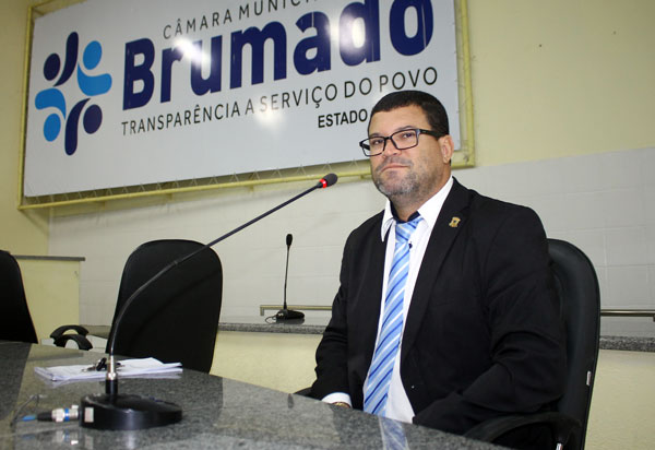 Brumado: Rey de Domingão questiona retorno das aulas municipais