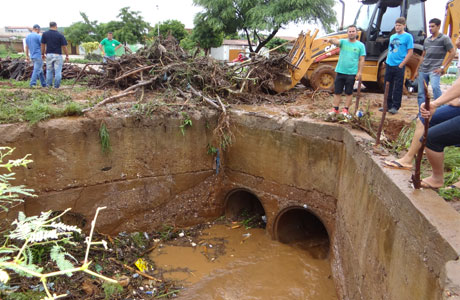 Brumado: Após alagamento entulhos são retirados do Riacho do Bufão