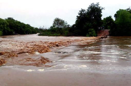 Ituaçu: Rio transborda e deixa ponte submersa