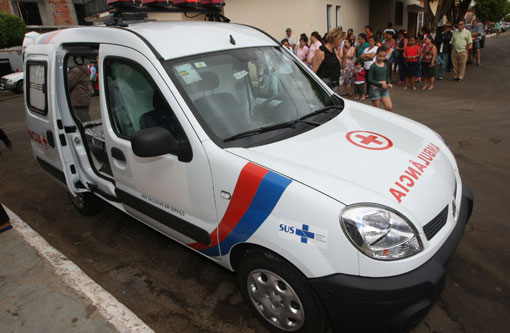 Governador entrega ambulância e libera recurso para calçamento em Rio do Antônio
