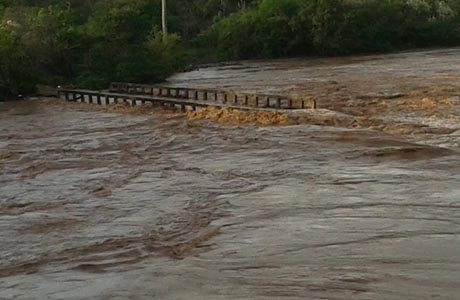 Brumado/Aracatu: Ponte fica submersa na comunidade de Riachão