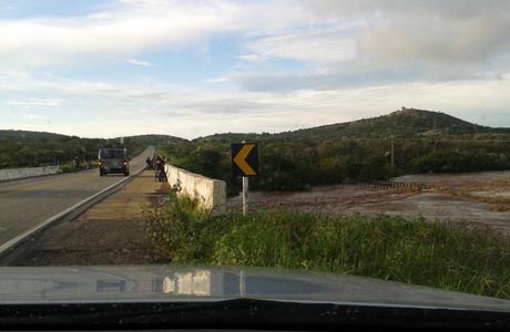 Brumado/Aracatu: Ponte fica submersa na comunidade de Riachão