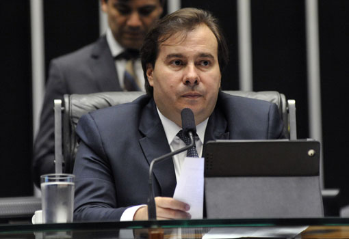 Melhor solução para o país é votar denúncia contra Temer na quarta, diz Rodrigo Maia