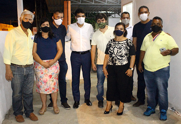 Prefeito de Brumado apresenta Rogério Andrade para seu grupo político