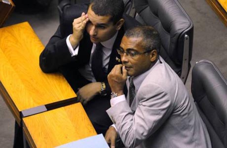 ROMÁRIO PEDE 'PROVIDÊNCIA' DE DILMA CONTRA MANO