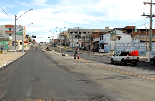 Brumado: Trecho da rotatória da Avenida Centenário é asfaltado