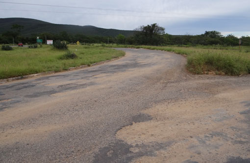 Brumado: Rotatória da BR-030 esburacada