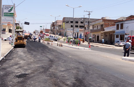 Brumado: Pavimentação asfáltica na rotatória da Avenida Centenário 