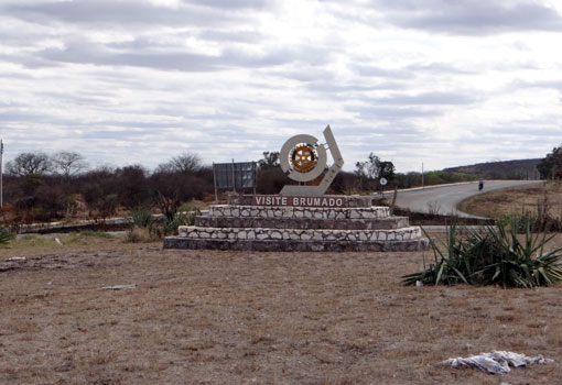 Brumado: Ilka Abreu solicita do executivo municipal à colocação de placas indicativas, iluminação e implante de um pequeno jardim, na rotatória da BR-030