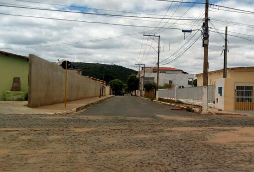 Brumado: mulher tem celular e dinheiro roubados em assalto no Bairro Santa Tereza