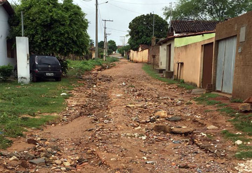 Brumado: Rua Anita Garibaldi está intransitável devido às chuvas; moradores cobram pavimentação da via