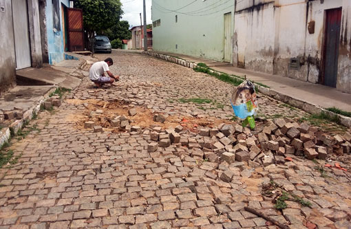 Brumado: Morador repara danos de rua por conta própria