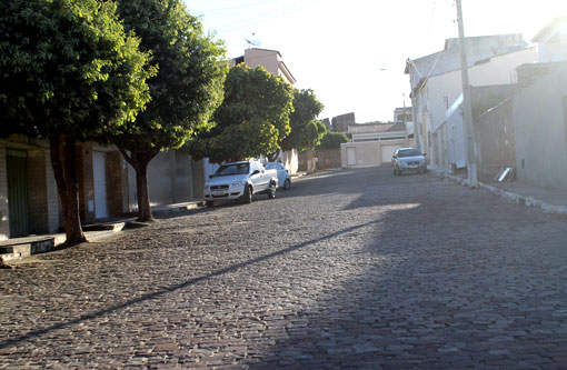 Brumado: Homem atende campainha e é surpreendido por bandido armado que rouba dinheiro e sua moto