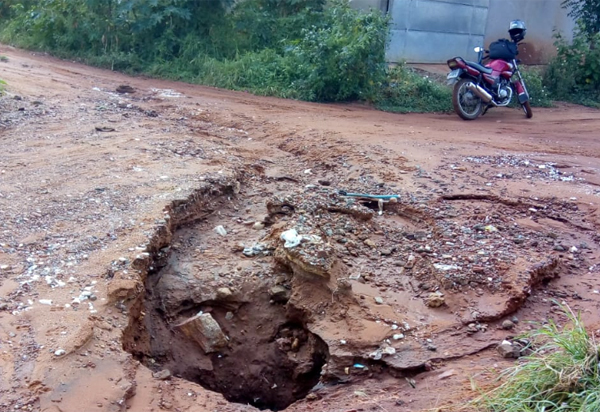 Brumado: moradores da Rua Aurélio Gama reclamam de buracos na via