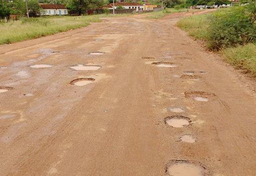 Brumado: moradores da Rua Cleóbulo Meira Leite solicitam urgência na recuperação da via; trecho está completamente esburacado