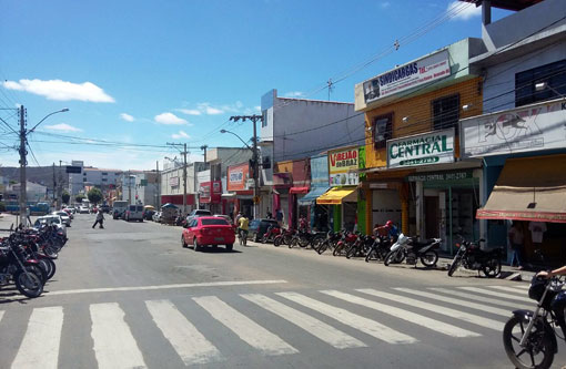 Homem armado com facão rende clientes e rouba lanchonete no centro de Brumado