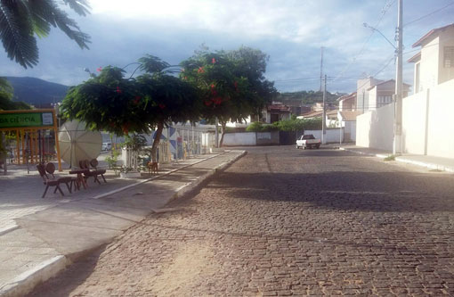 Brumado: bandido armado assalta transeunte e rouba celular no Bairro das Flores