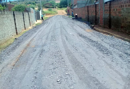 Brumado: após não ser atendida pela prefeitura, Vila Presidente Vargas recebe apoio das empresas RHI Magnesita e VIX na pavimentação de ruas
