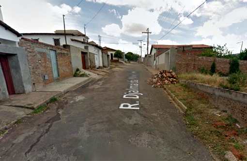 Brumado: Garoto fica preso entre 2 veículos no Bairro Olhos D'água