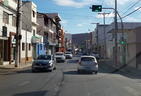 Nu e embriagado, homem  passa a madrugada pedindo roupas no centro de Brumado