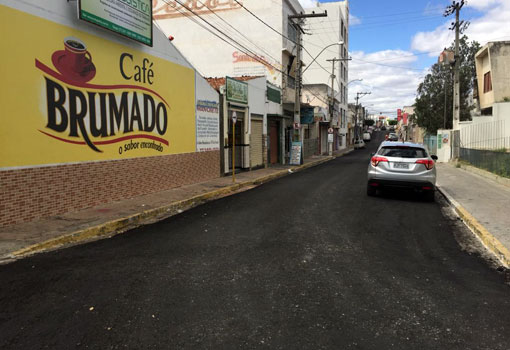 Brumado: populares reclamam de brita solta em vias após recuperação asfáltica no centro da cidade