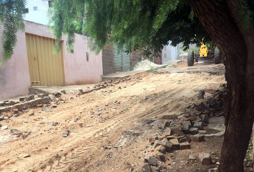 Brumado: após matérias veiculadas no Brumado Agora, Rua Olegária Augusta Viana recebe pavimentação