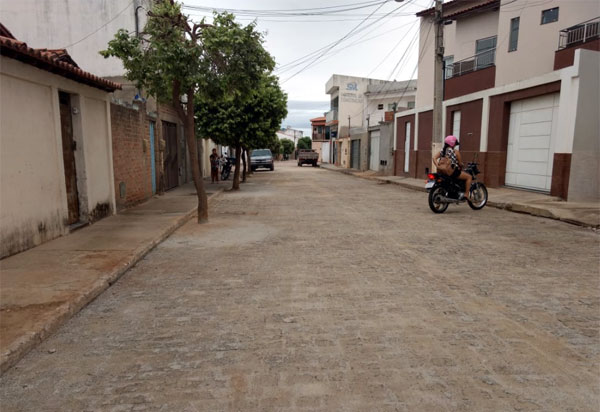 Brumado: ruas dos bairros Baraúnas e Olhos D’água estão sendo pavimentadas