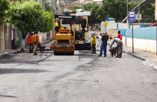 Brumado: Recapeamento asfáltico da Rua Rio de Contas em fase de finalização
