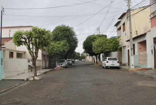 Brumado: homem tem celular roubado por casal armado com faca