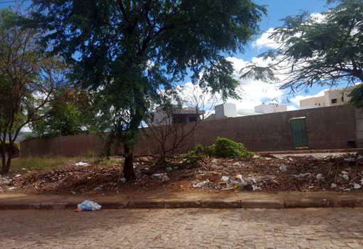 Brumado: moradores da Rua Teodora da Silva reclamam de lixo, entulho e mato onde deveria ser uma praça