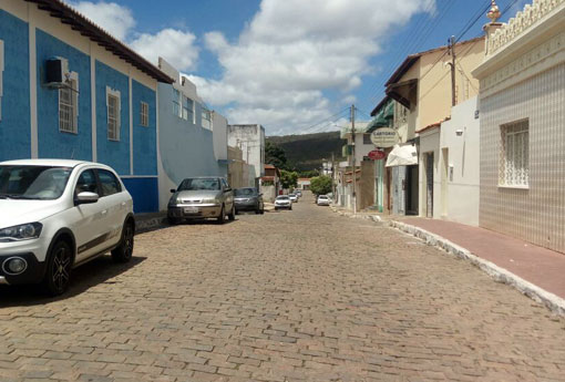 Brumado: homem tem carro arrombado e celular furtado do interior