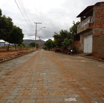 Brumado: Pavimentação de rua é realizada em atendimento a solicitação do vereador Alessandro Lôbo