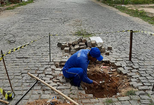 Brumado: Vereadores Harley Lopes e Vanderlei Boca realizam recuperação de buraco em rua