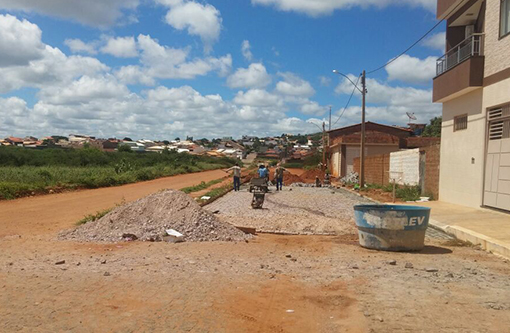 Brumado: Rua Israel Alves está sendo pavimentada com paralelepípedos